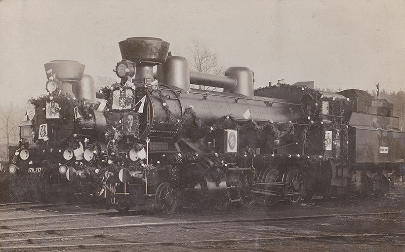 Depo v Mezimostí nad Nežárkou (dnešní Veselí nad Lužnicí) v říjnu 1918 se slavnostně vyzdobenými lokomotivami 170.359 (ČSD 434.0164) a 170.717 (ČSD 434.0257), foto: sbírka Roman Jeschke