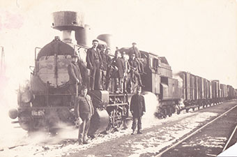 Lokomotiva 180.157 s nákladním vlakem a vlakovým mužstvem v roce 1919, foto: sbírka Roman Jeschke