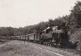 Lokomotiva 423.017 na trati, foto: sbírka Roman Jeschke