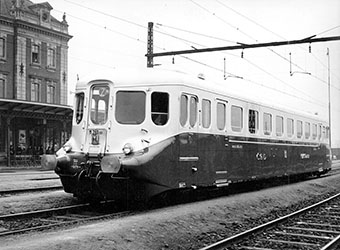 Stříbrný šíp M 260.001 na starém nádraží v Praze-Libni v roce 1939, foto: sbírka Roman Jeschke a Jaroslav Wagner