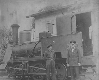 Lokomotiva 310.801 s německými železničáři ve Velkých Hamrech, foto: sbírka Roman Jeschke