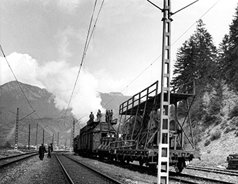 Dokončovací práce na elektrizaci tratě Žilina – Spišská Nová Ves v květnu roku 1955, foto: archiv Jaroslava Wagnera