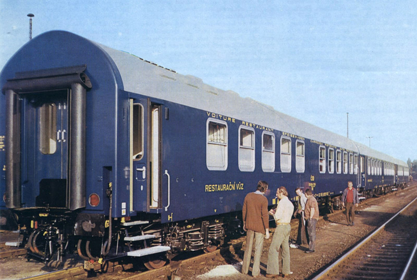 Jídelní vozy WR krátce po vyrobení v podniku Waggonbau Bautzen, foto: archiv vagonweb.cz