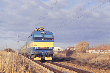 V unifikovaném nátěru z konce 80. let projíždí lokomotiva 350.017 s vlakem u Popic, foto: Leoš Tomančák