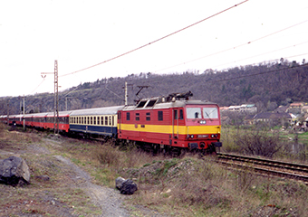 Lokomotiva 372.014 v čele vlaku EC Porta Bohemica u Žalova v roce 1994, foto: Ladislav Budín, Jaroslav Wagner, 2M